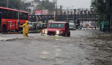 तेज बारिश से बेहाल मुंबई: सरकारी कार्यालय बंद, निजी कंपनियों से कर्मचारियों को घर से काम करने देने की अपील